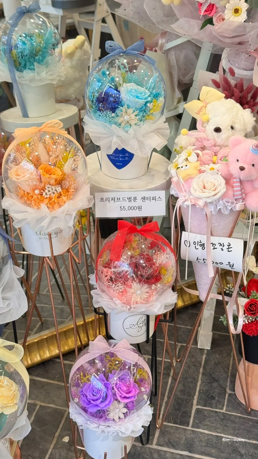 Gift products combining flower soap and artificial flowers