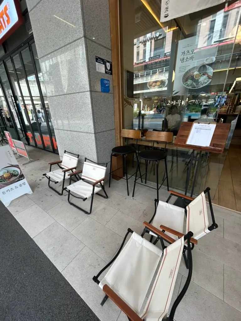 Waiting area in front of Gome Mui Songpa Munjeong
