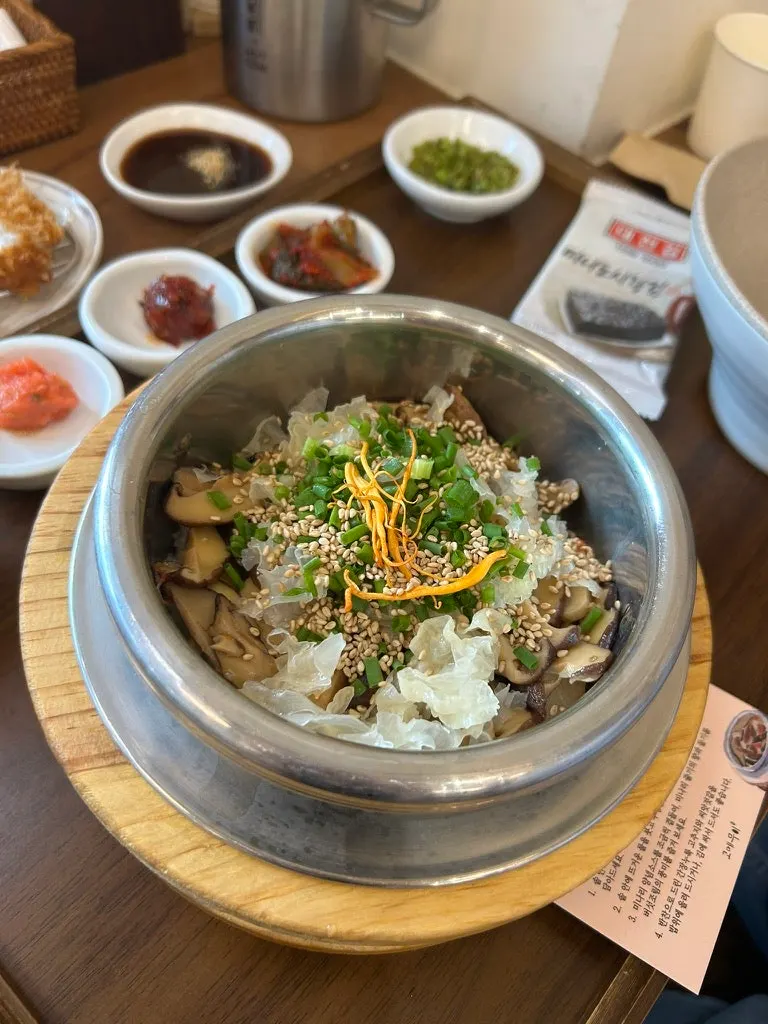 Gireumeul-simmered mushroom pot rice topped with garnish