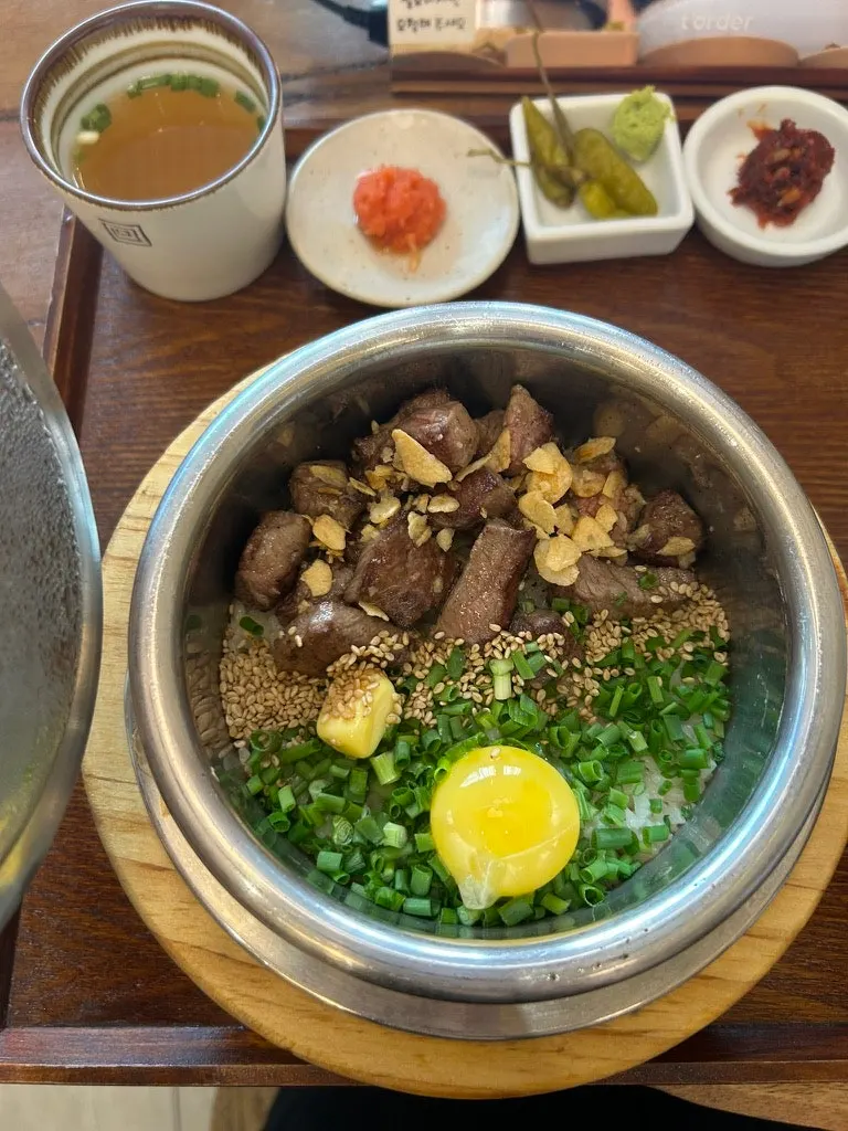 Steak pot rice mixed after popping the egg yolk