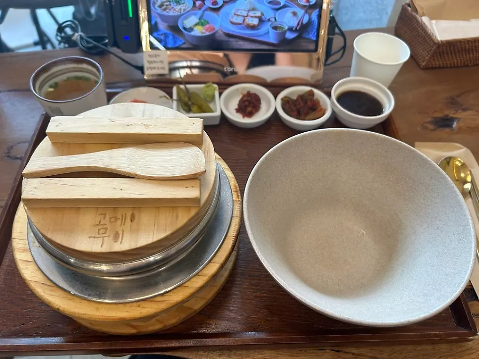 Side plate of wasabi next to the pot rice