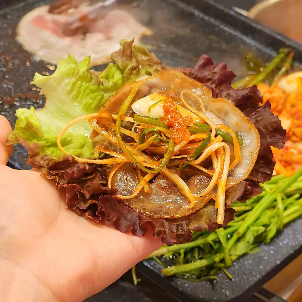 미나리 냉삼 고기 상차림 사진