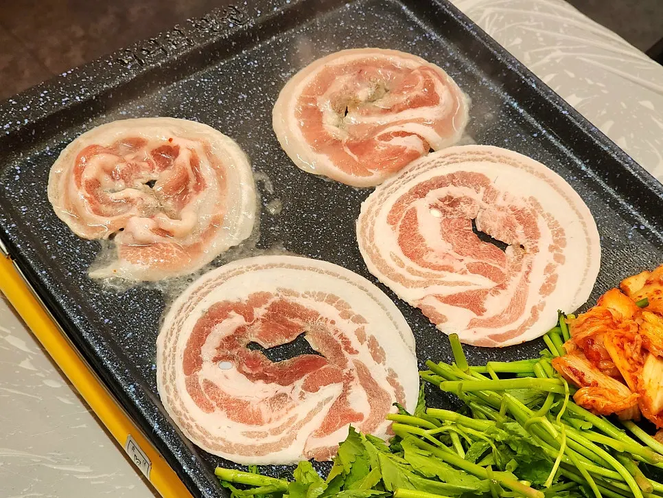 주문한 냉삼 고기 접시 클로즈업