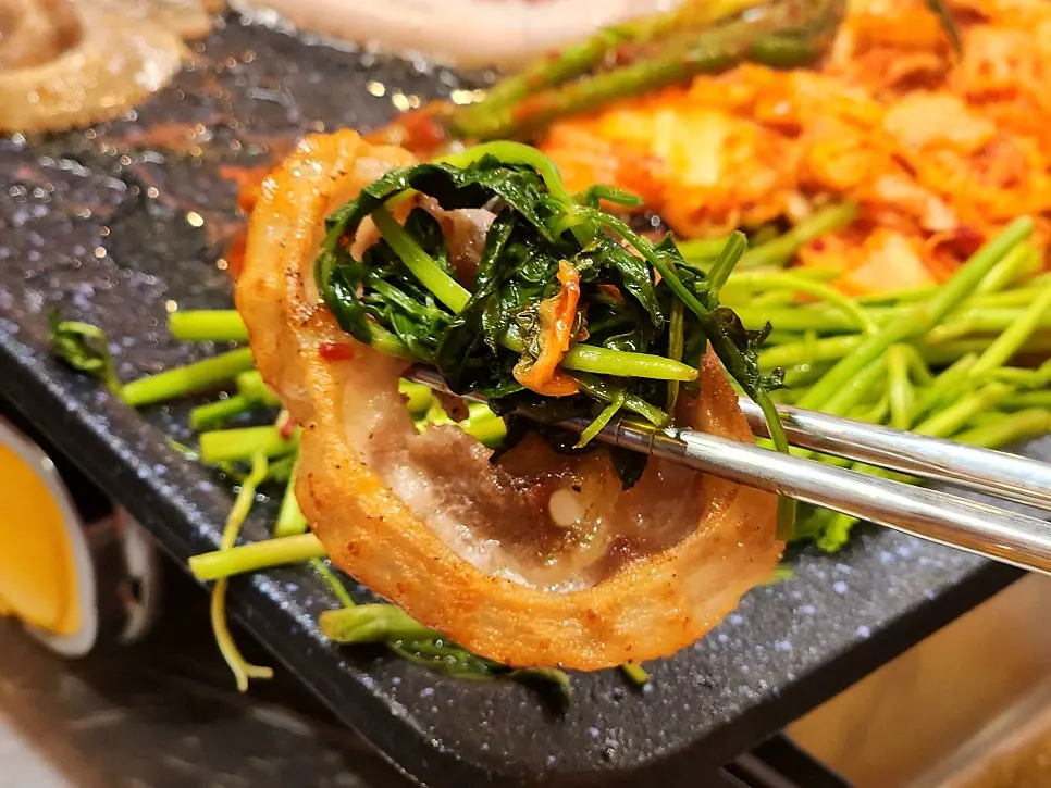 바삭하게 구워진 꽃냉삼 한 점