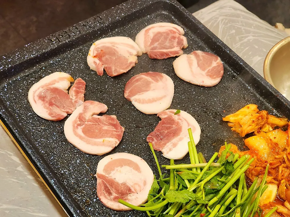 불판 가득 올린 냉삼과 미나리
