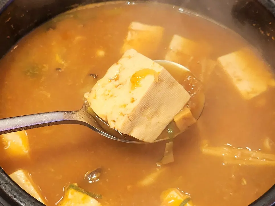 두부와 버섯이 든 된장찌개