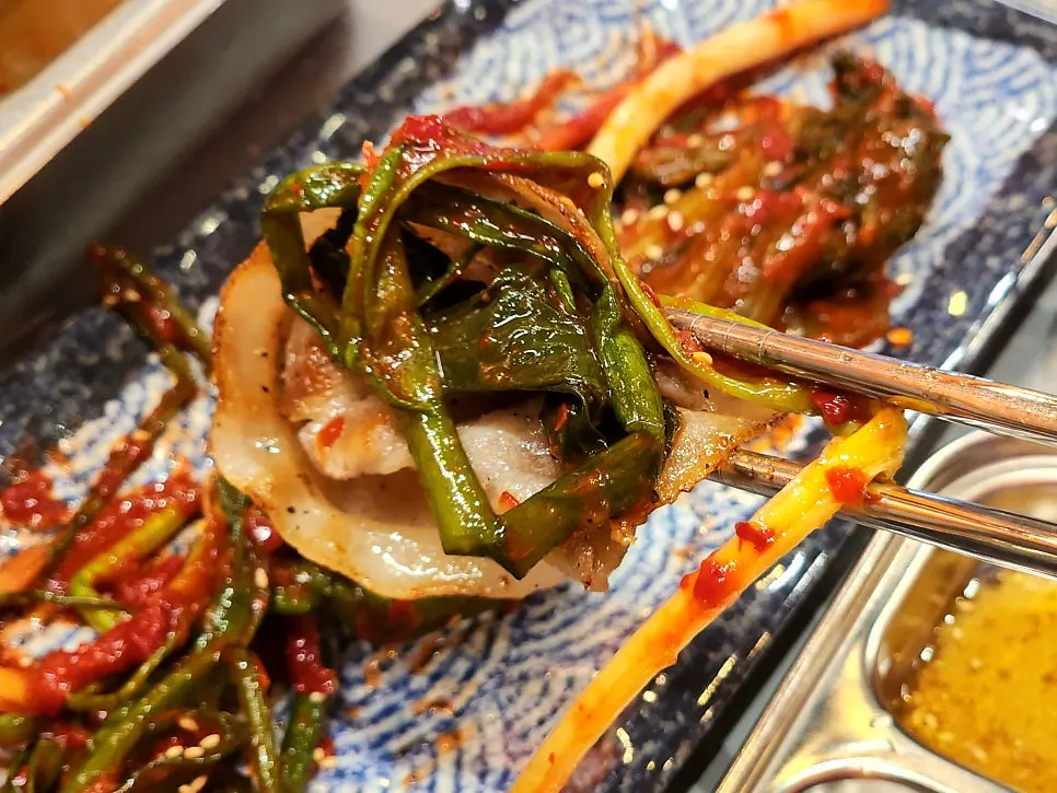 된장찌개와 고기 상차림 전체