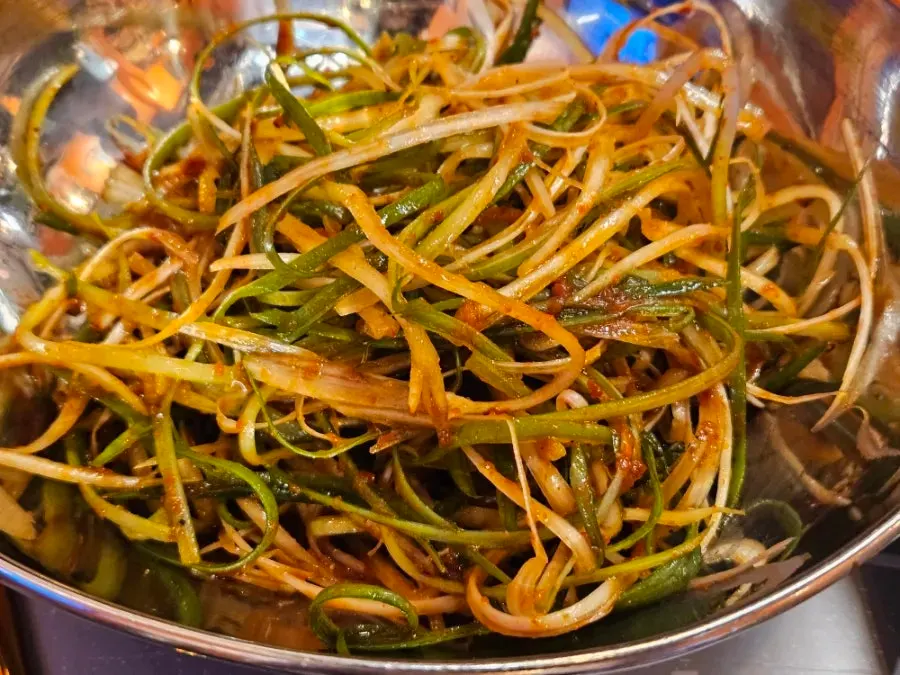 Scallion salad, mustard leaf kimchi, garlic and other basic side dishes