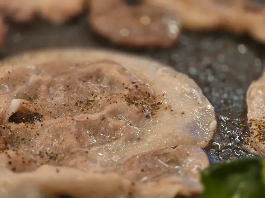 Thin naengsam sprinkled with pepper