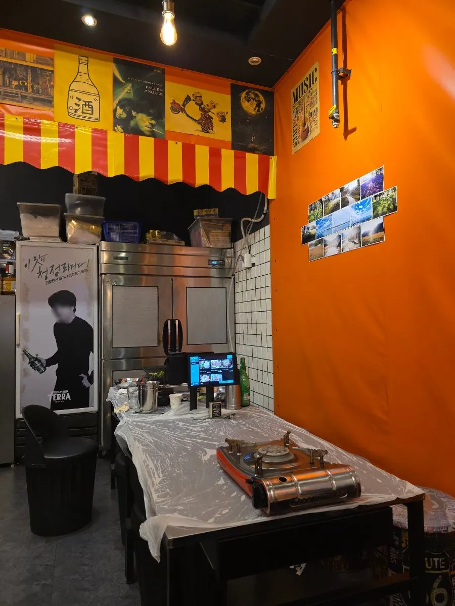Retro-feeling interior of Minari Naengsam