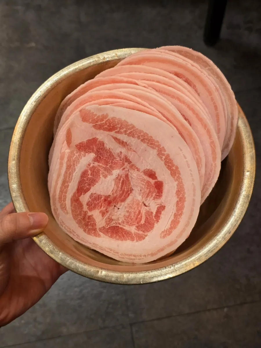 Thin-sliced kkotnaengsam with minari