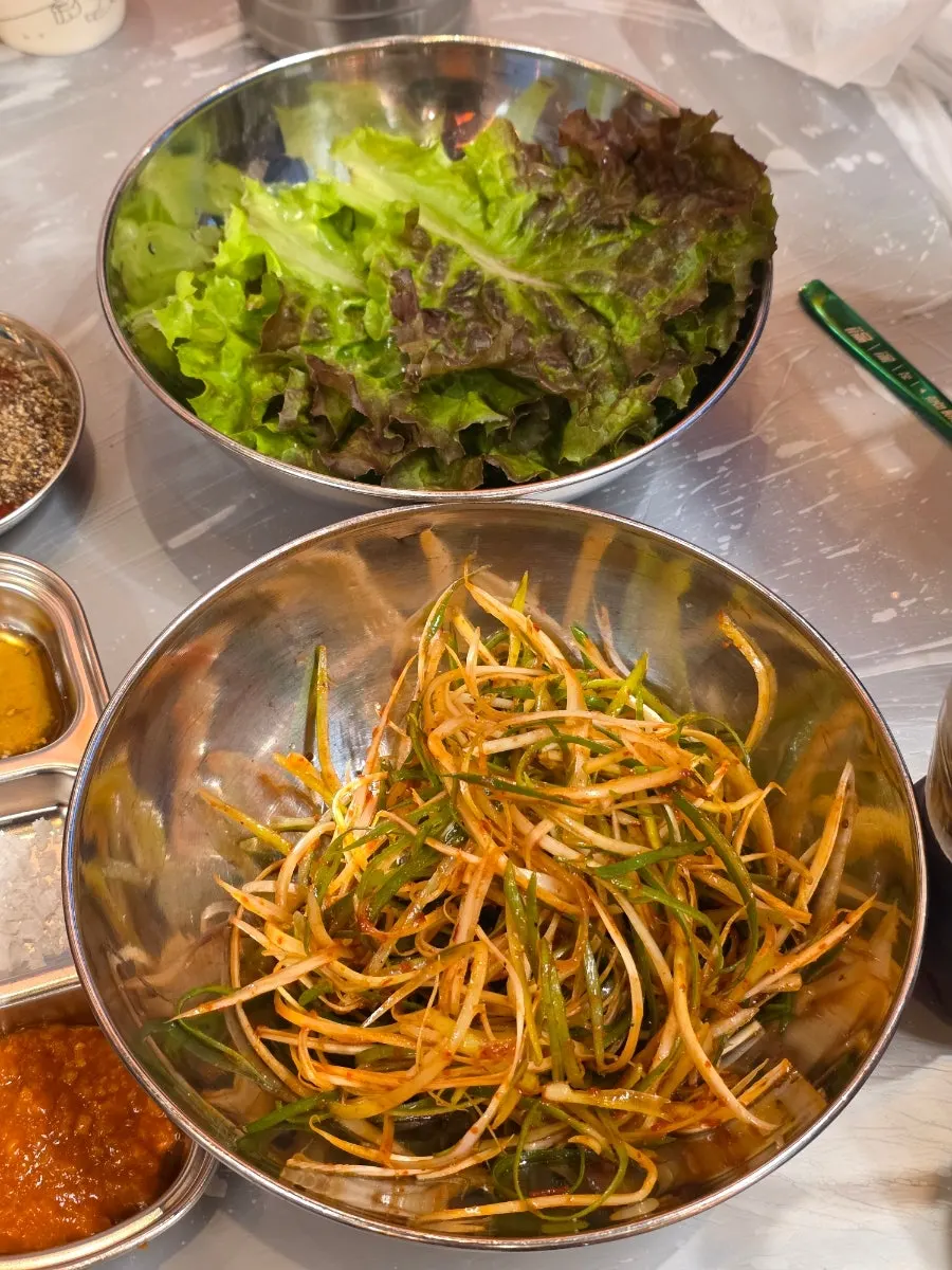 Lettuce wrap with meat and minari