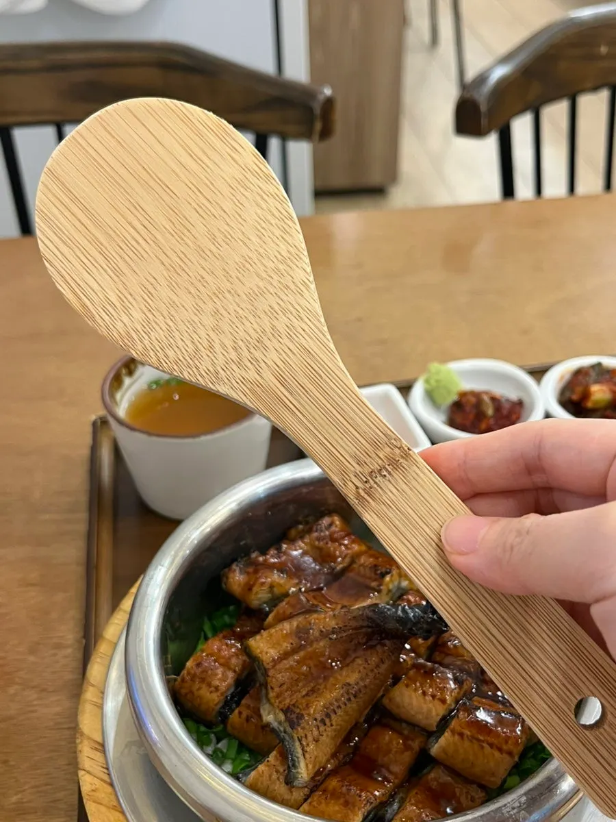 장어솥밥을 비벼 먹는 모습