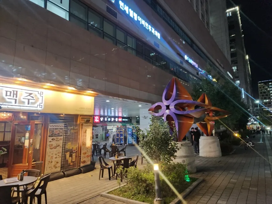 Street view near the shuriken statue at Munjeong Station