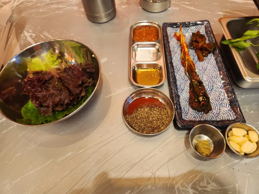 Side dishes including lettuce, perilla leaves and scallion salad