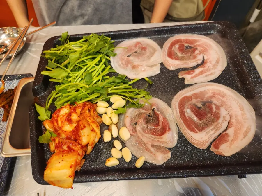 Pepper being sprinkled on the naengsam