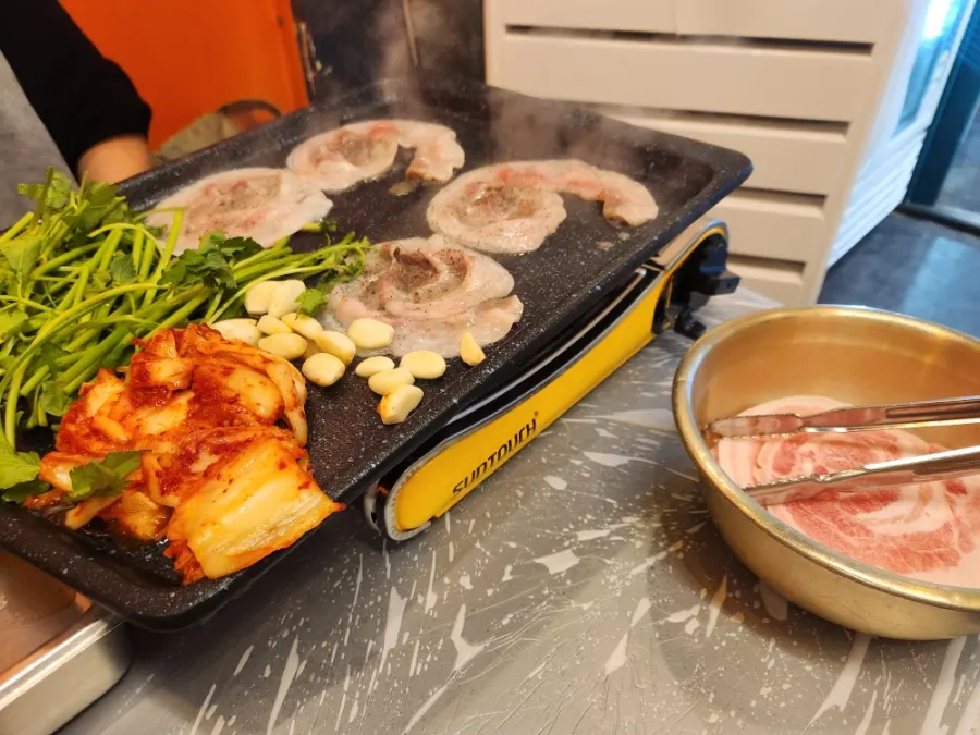 Naengsam cooking with sauce alongside