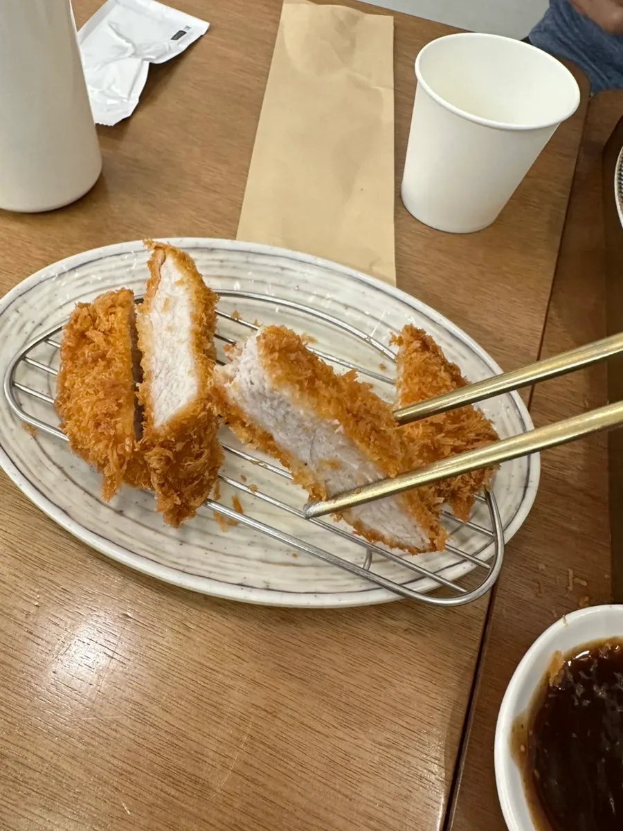 A piece of tonkatsu eaten together with the pot rice