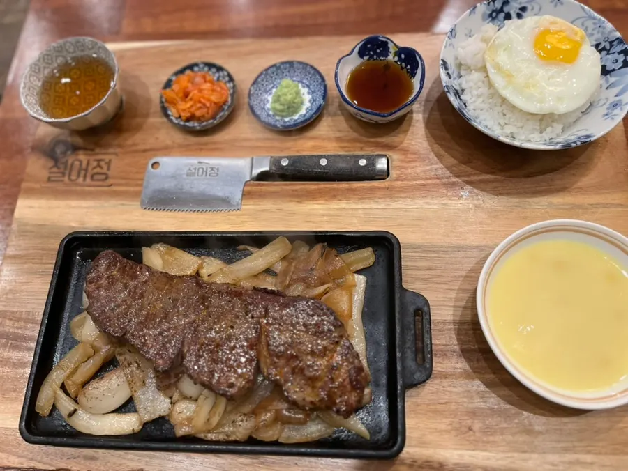 Chuck flap steak basic set served on a cast-iron plate