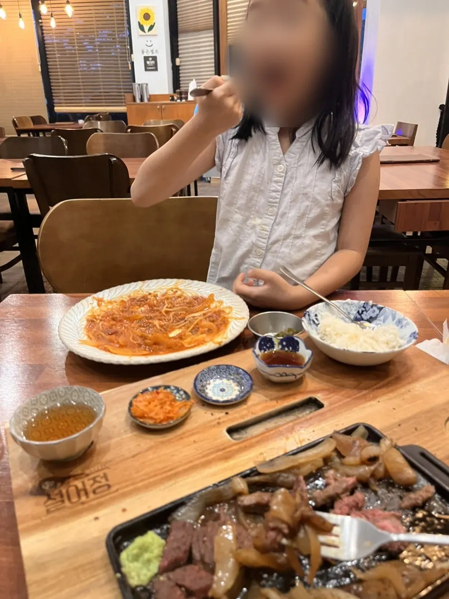 コーラで乾杯する様子