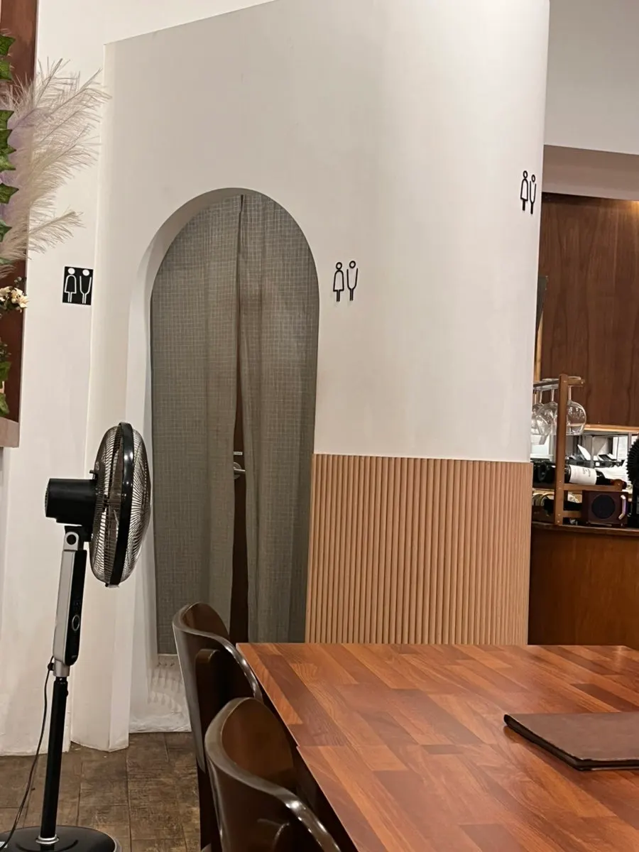 Table with steak set and drinks