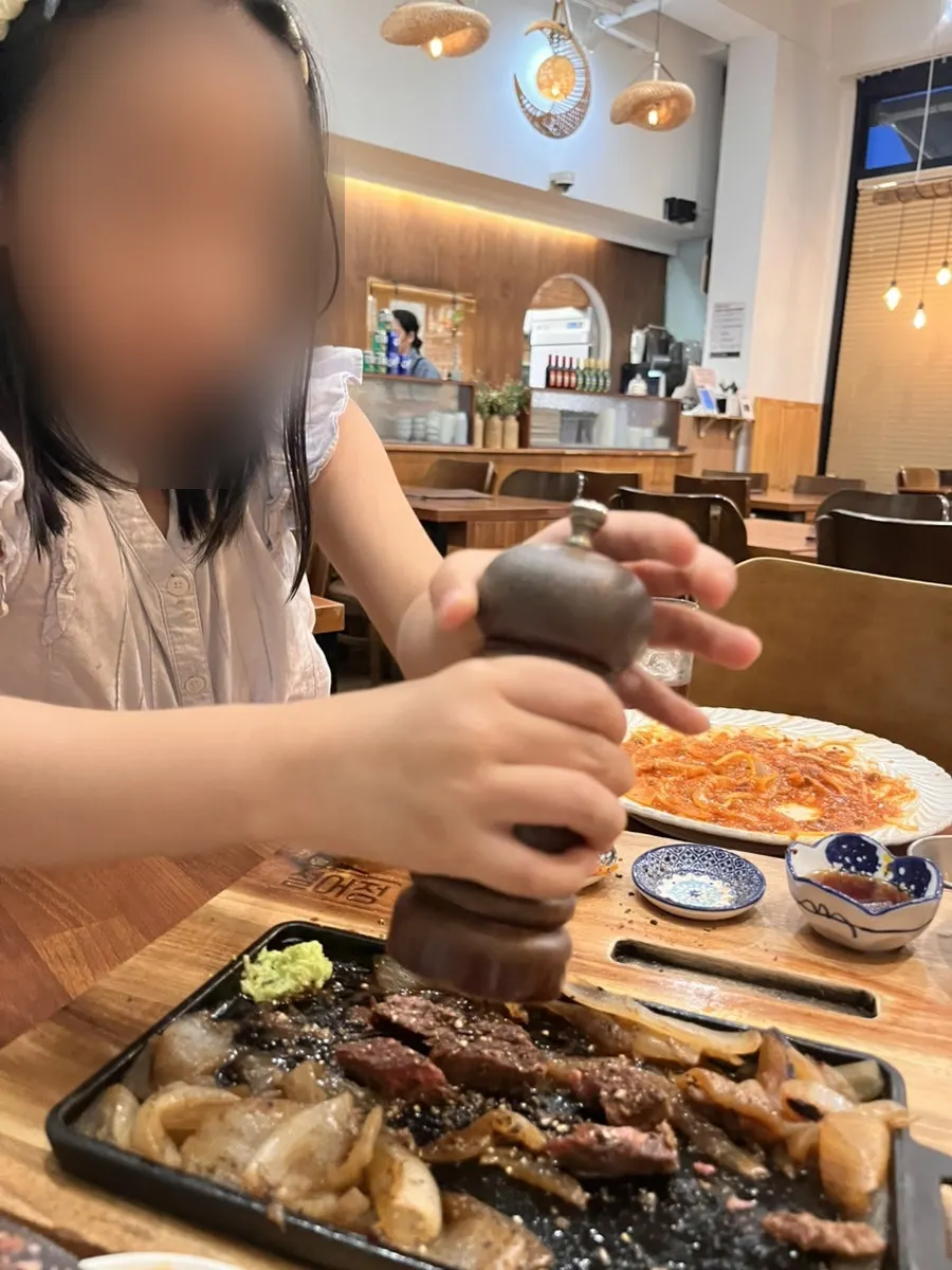 中までしっかり焼けたサルチ肉の断面