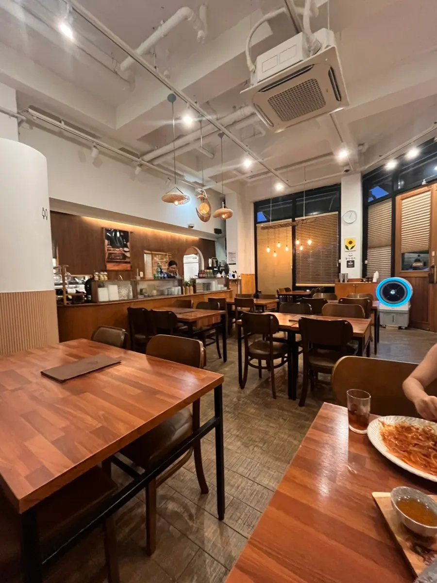 The table at Seoreojeong Munji Branch after finishing the meal