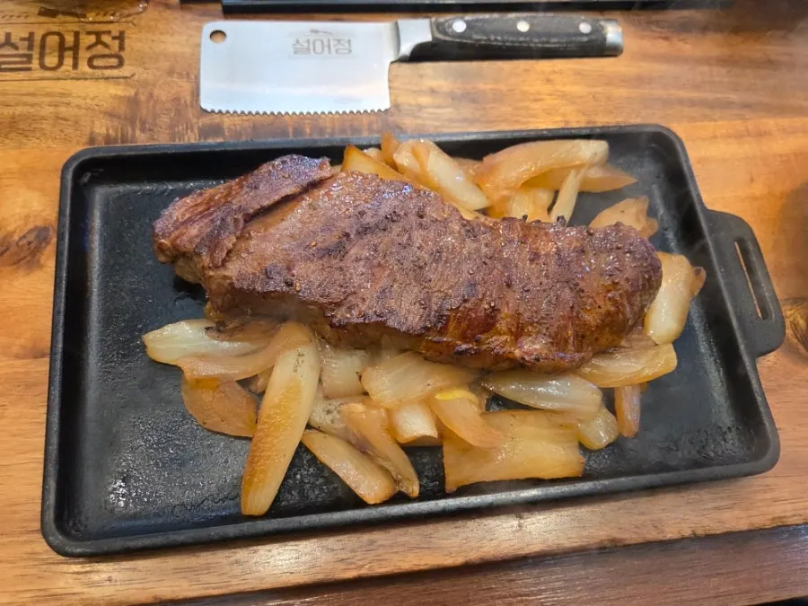 두툼한 살치살 스테이크