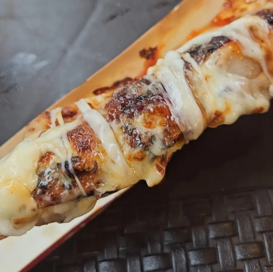 직화로 초벌구이 된 꼬치 클로즈업
