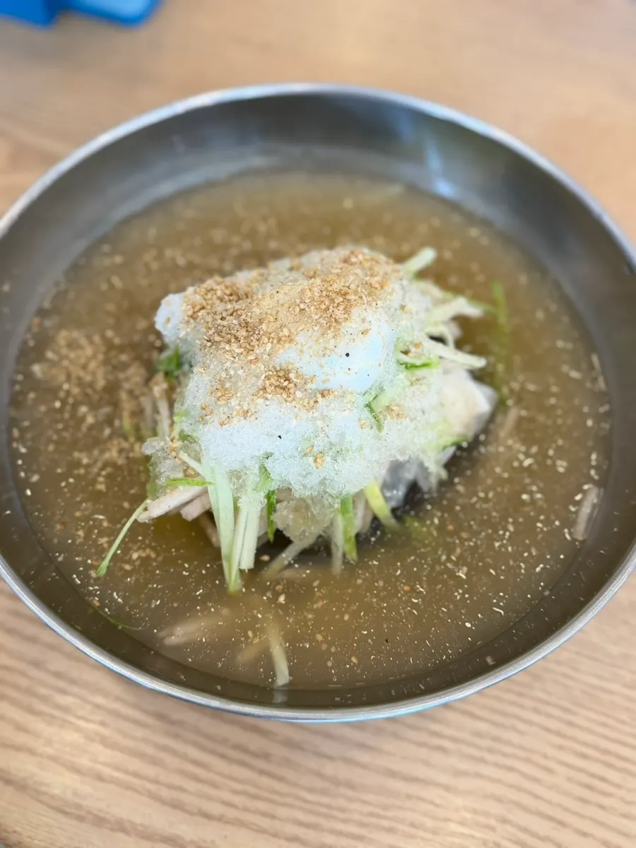 다데기를 넣은 칡냉면 면발