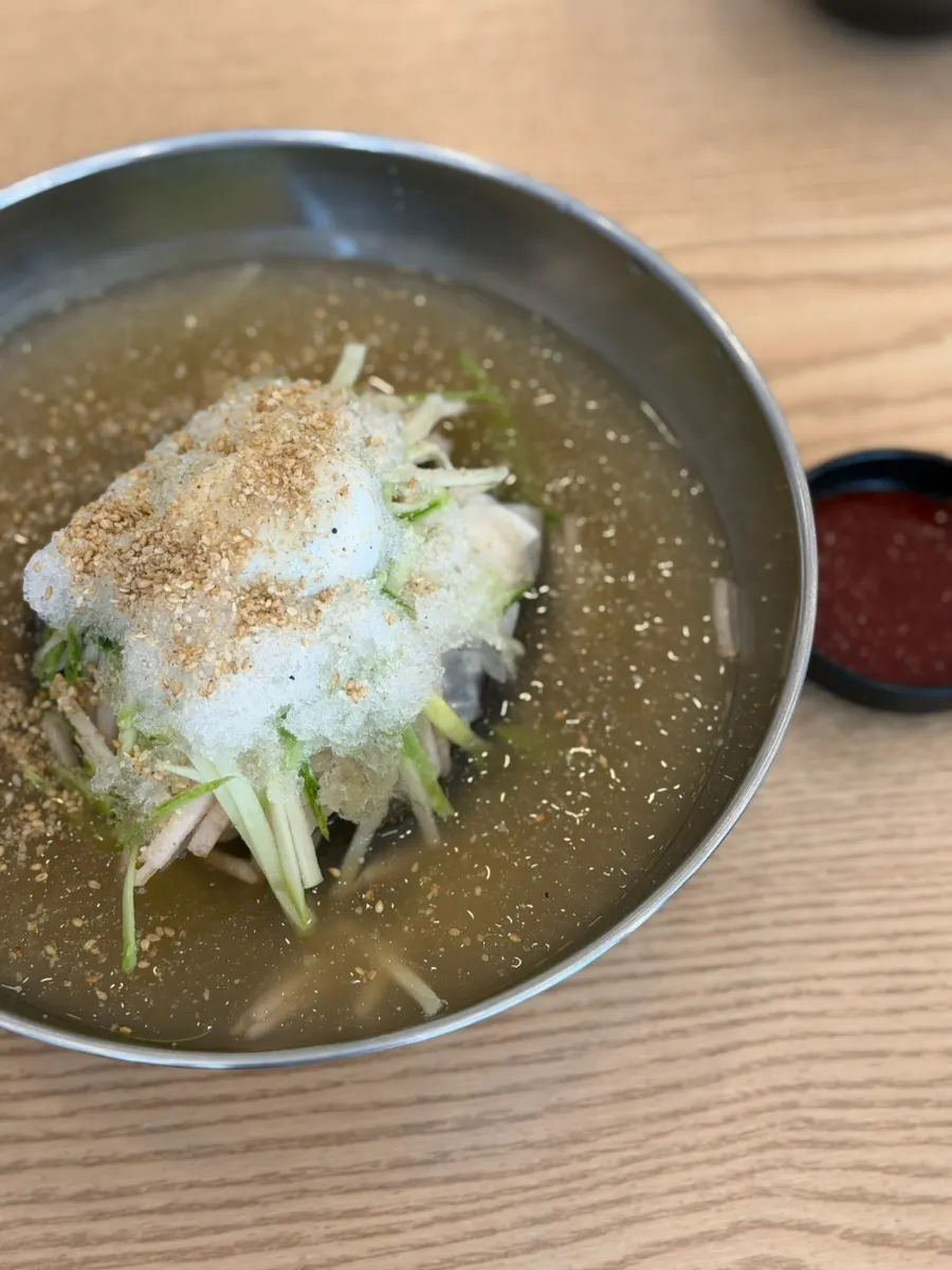 칡냉면 육수와 고명 클로즈업
