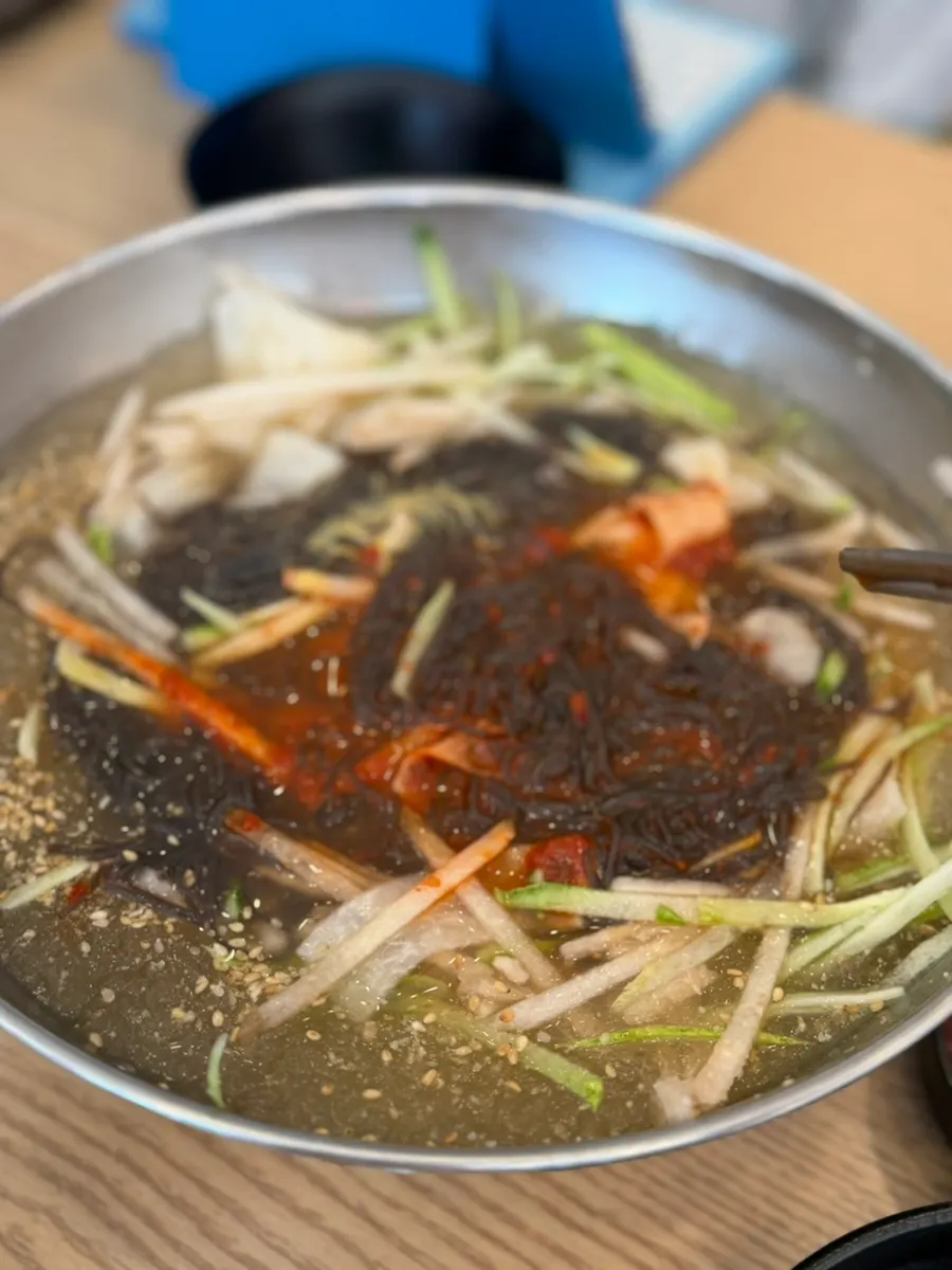 젓가락으로 들어 올린 칡냉면 면발