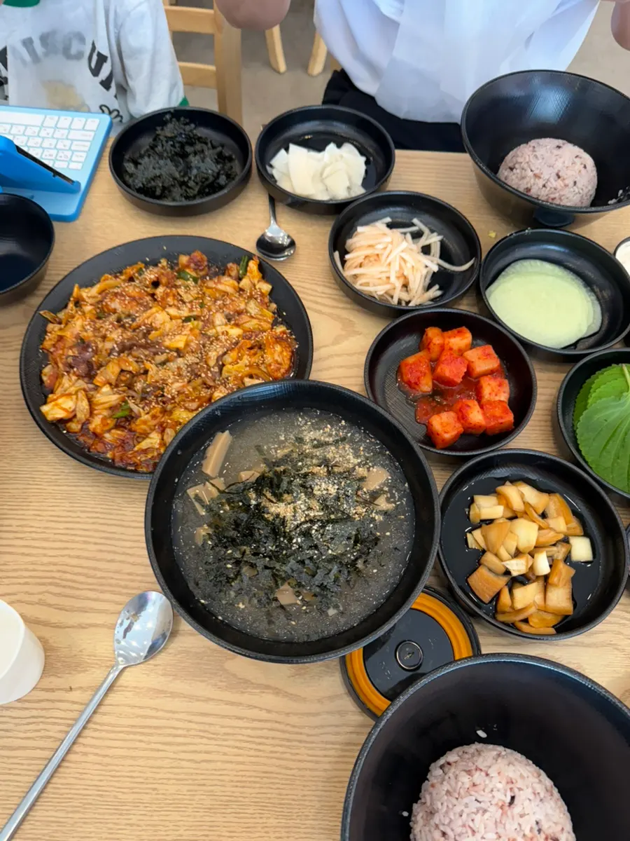 주꾸미볶음과 곁들임 반찬 한 상