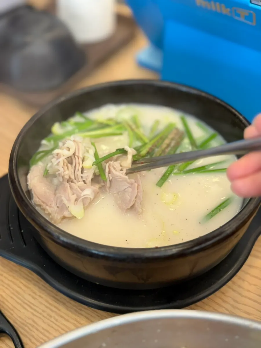 얇게 썬 살코기 위주의 수육