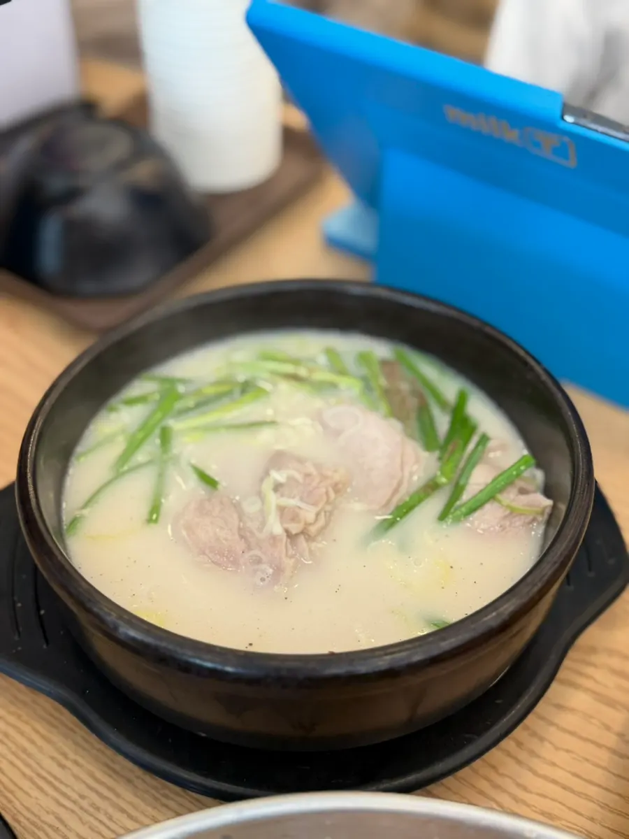 수육국밥 국물과 고기 클로즈업