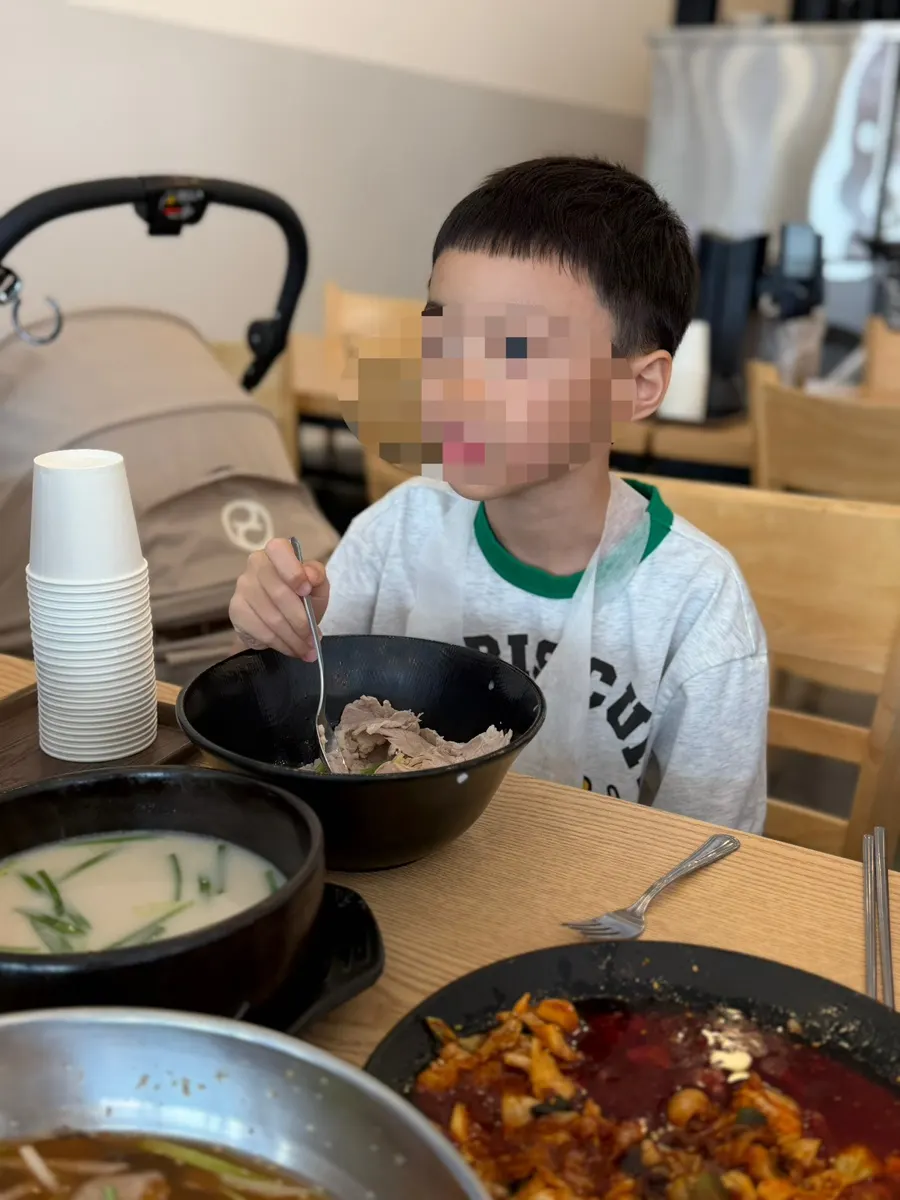 냉면과 주꾸미, 국밥이 함께 놓인 식탁