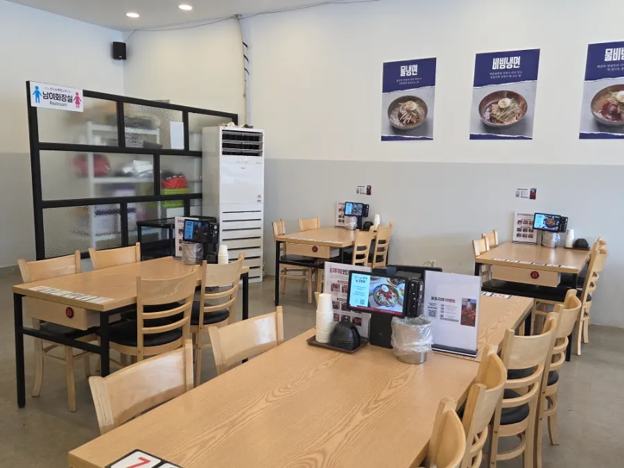 테이블 두 개를 붙인 9인 좌석