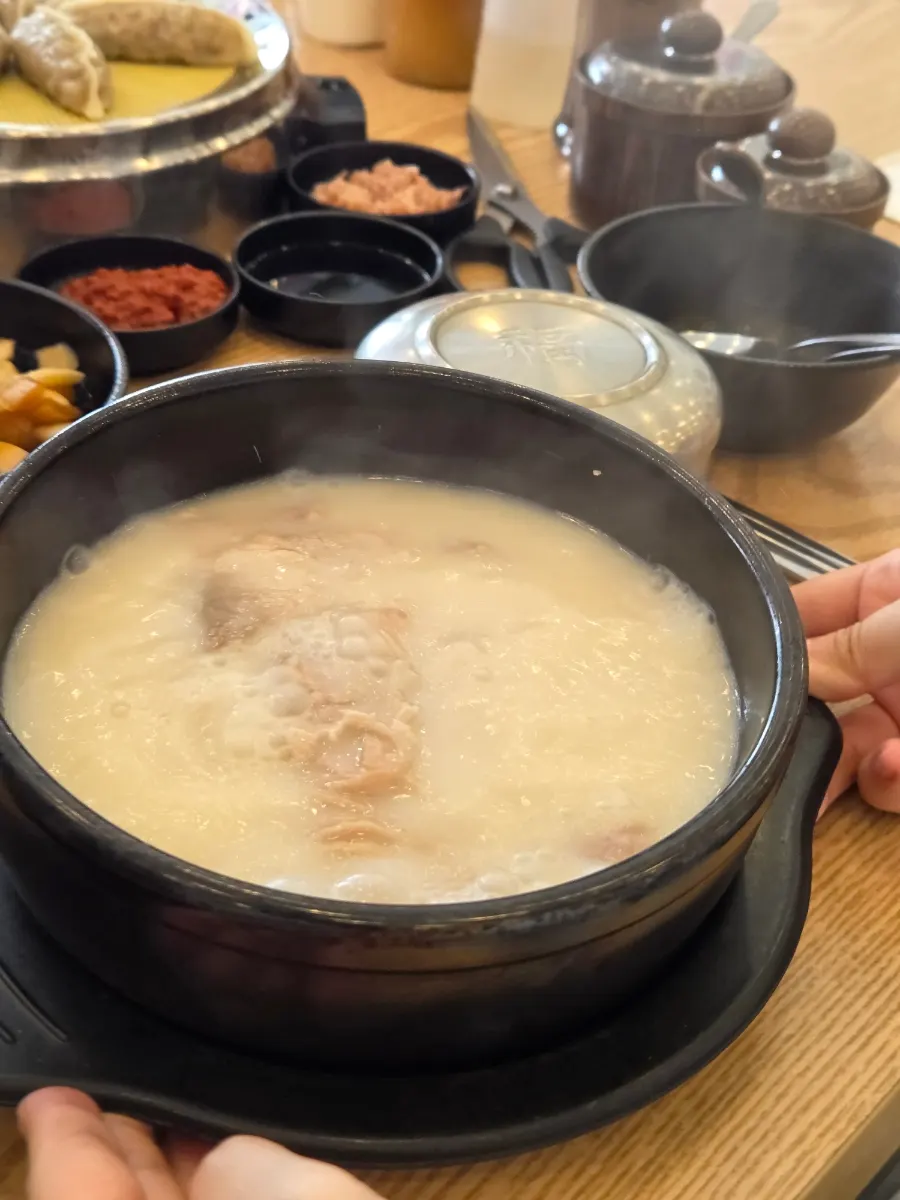 구운 양파가 함께 나온 직화갈비