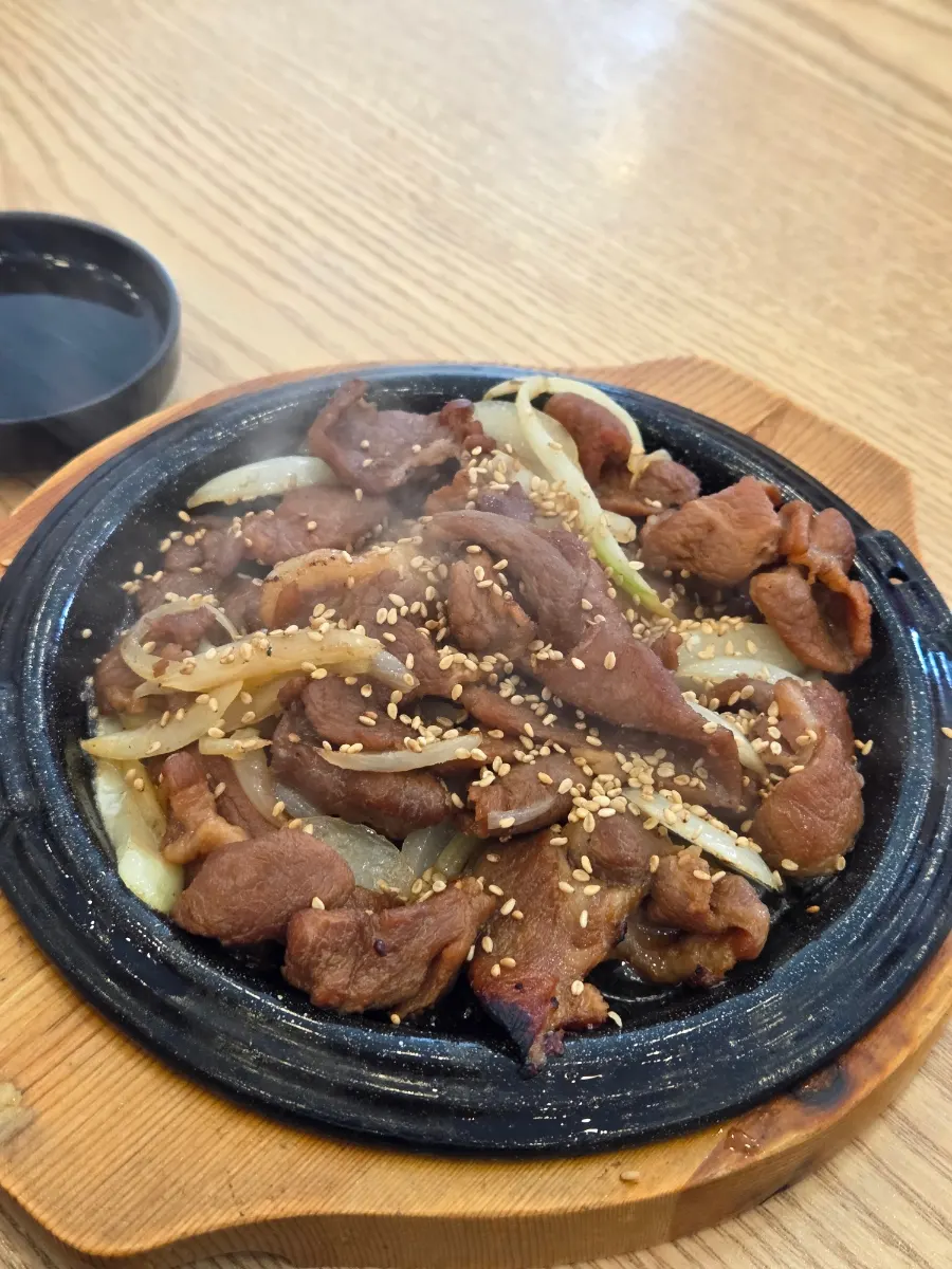 직화갈비를 냉면에 싸먹는 모습