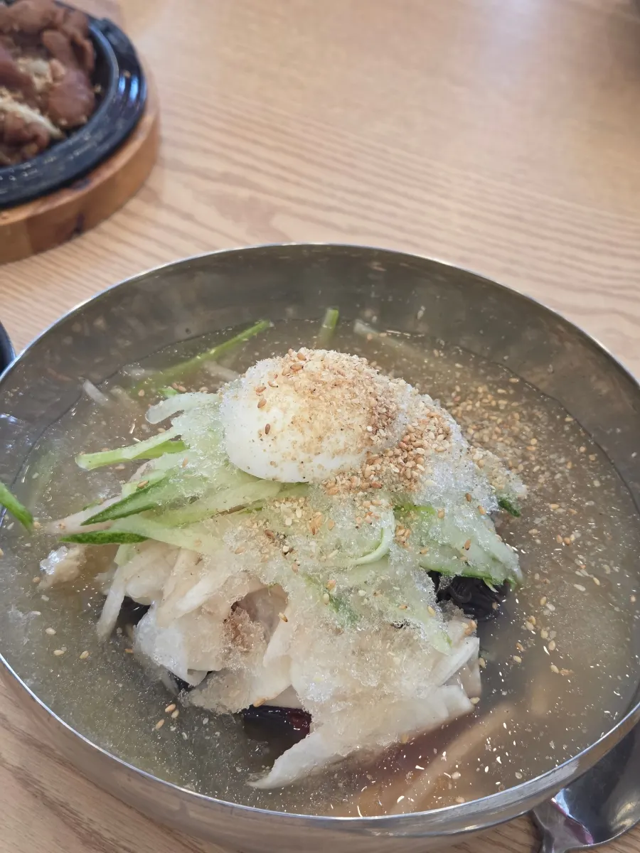 오이와 배가 올라간 칡 물냉면