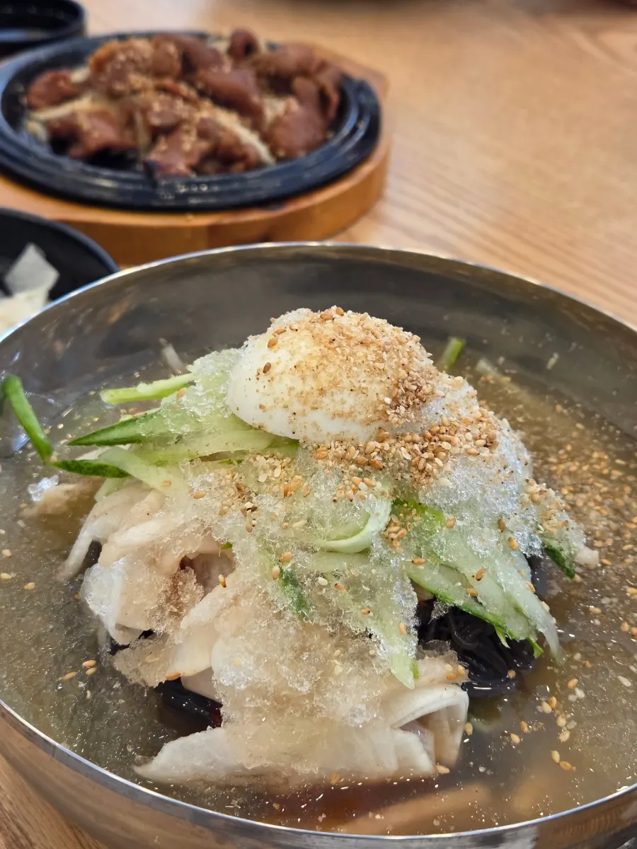 살얼음 가득한 칡냉면 육수