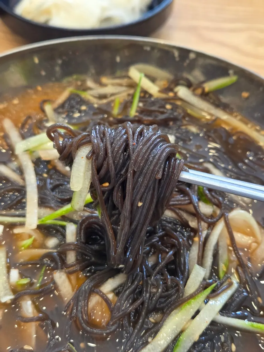 식사를 마친 신기칡냉면&쭈꾸미 테이블