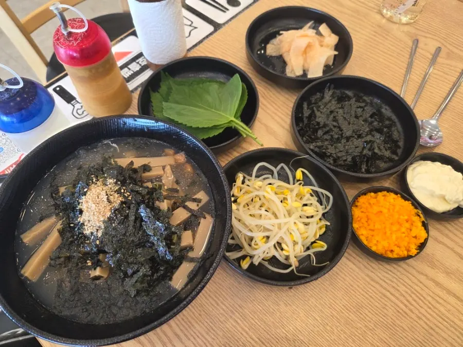 아기와 나눠 먹은 날치알주먹밥