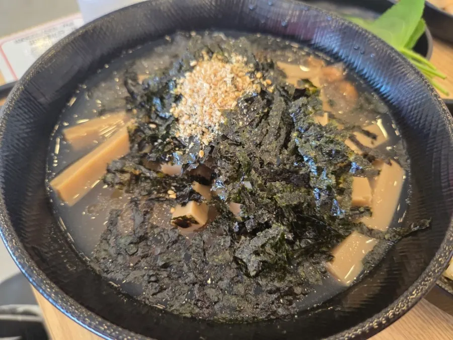갈릭마요와 단무지 등 밑반찬 한 상