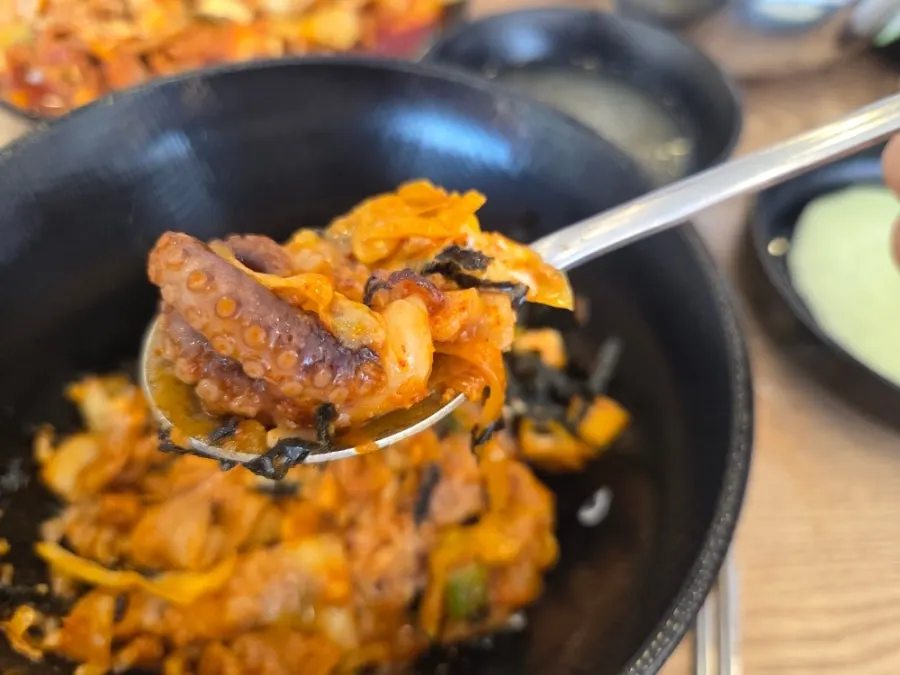 깻잎과 쌈무에 얹어 먹는 쭈꾸미 쌈