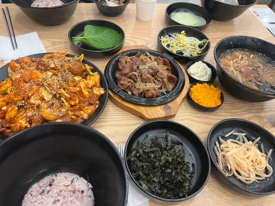 Table set with jjusamsae and side dishes