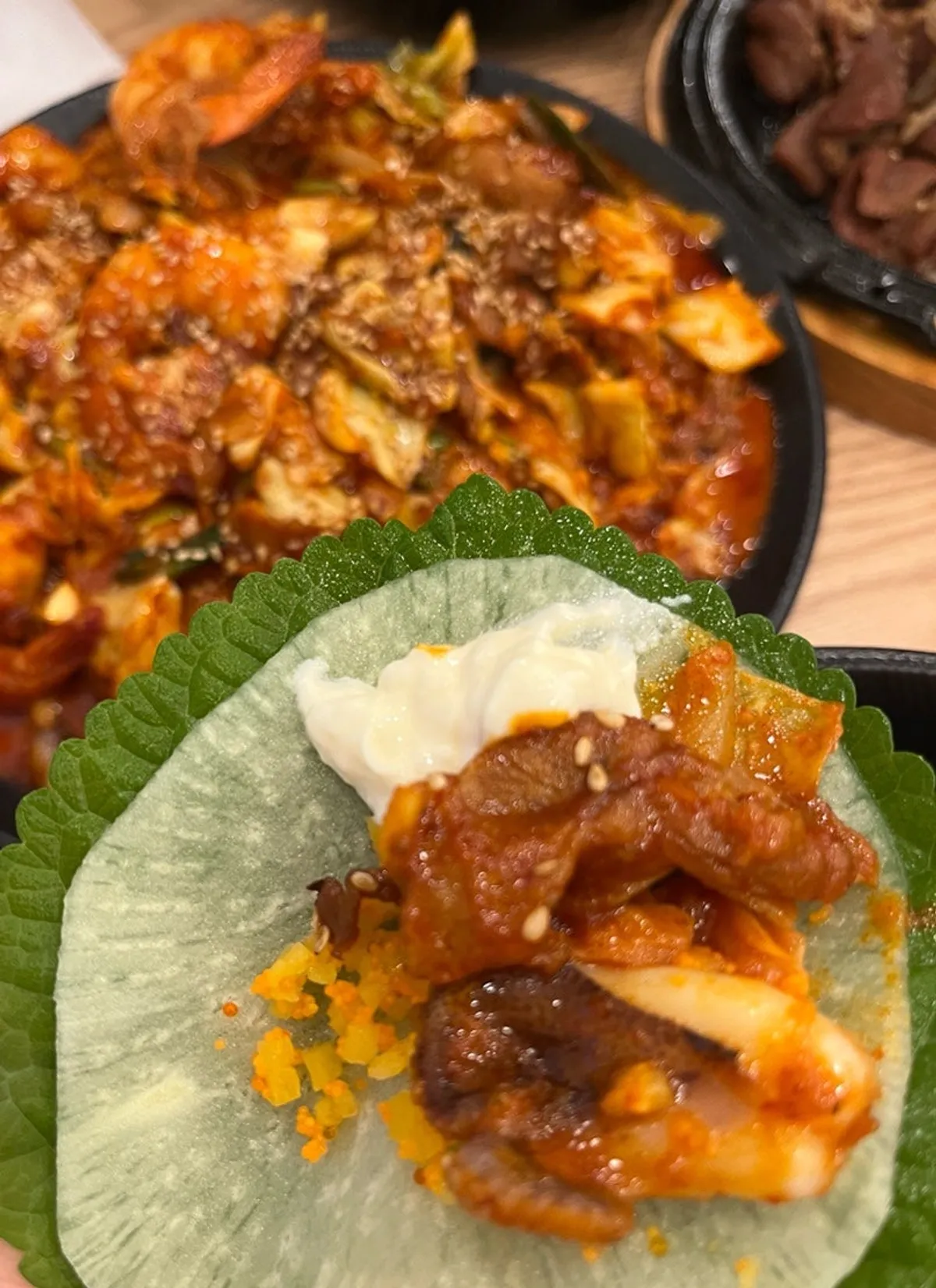 Jjusamsae mixing jjukkumi, pork belly, and shrimp