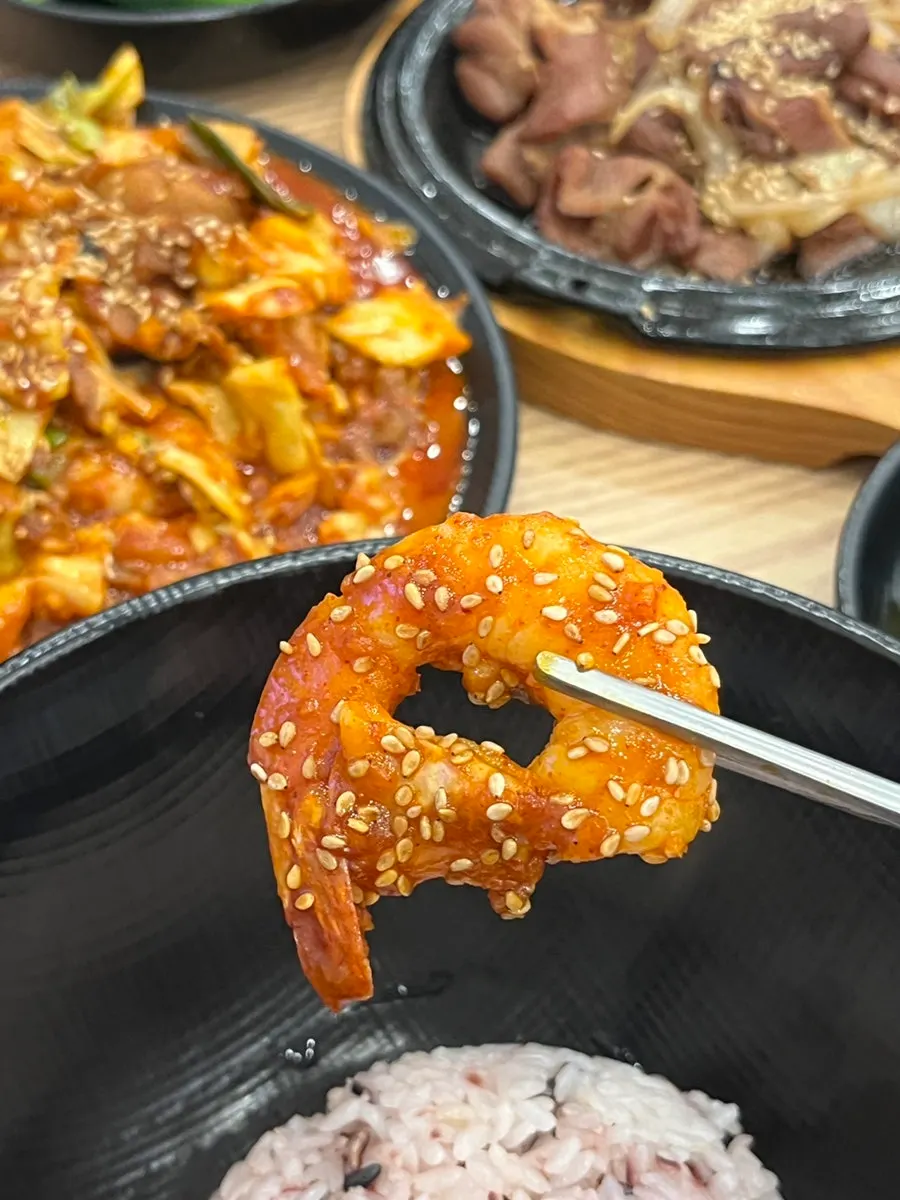 Close-up of jjusamsae with plump shrimp visible