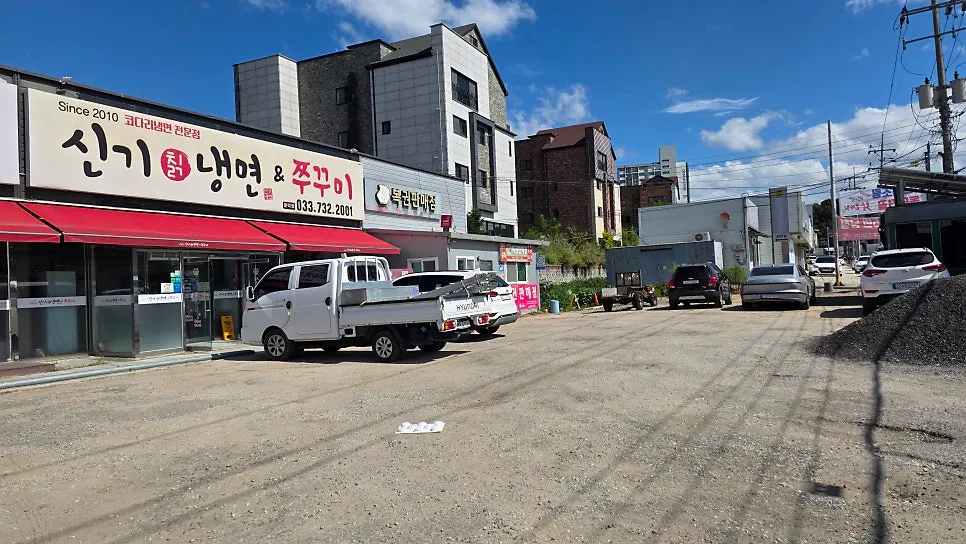 The wide parking lot stretching out front of the restaurant