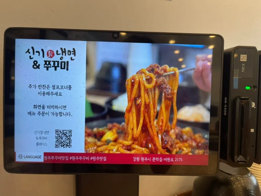 최대 60명 수용 가능한 넓은 매장 내부 테이블